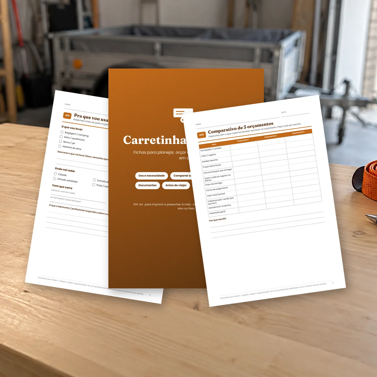 Fichas do Carretinha em Ordem sobre a mesa da garagem. Montagem com páginas reais do PDF.